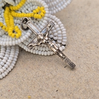 Kors-med-kristus-paa-gammelt-vedhaeng-retrosmykke